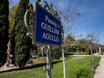 Placa con el nombre de Guillem Agulló, en los jardines de Viveros de Valencia.