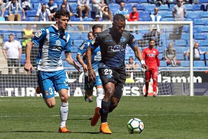 Wakaso controla el balón ante Aarón.