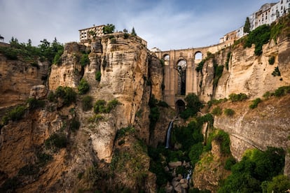 El barranco que separa, en la localidad malagueña de <a href="https://www.turismoderonda.es/" target="">Ronda</a>, la ciudad vieja y el barrio del Mercadillo tiene 90 metros de ancho y 120 de profundidad. Cuarenta y dos años, de 1751 a 1793, se tardó en construir este puente de cuatro arcos, cuyas piedras se sacaron de la propia sima. Sigue igual de sólido que en otros tiempos, pero ahora está cerrado al tráfico, al menos temporalmente. Para sacar la mejor foto se puede tomar el sendero, a ratos muy escarpado, que baja hasta el río desde la plaza de Maria Auxiliadora, en el casco antiguo de Ronda.