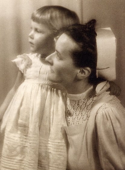 Konstance, la hija póstuma de Claus von Stauffenberg, con su madre