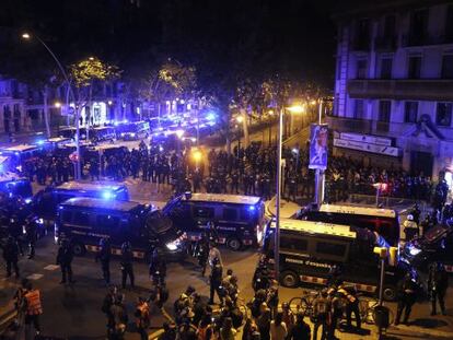 La &ldquo;c&aacute;psula&rdquo; que los Mossos organizaron el pasado s&aacute;bado en la Gran Via de Barcelona.