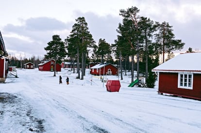 En la provincia de Jämtland, es donde van a parar parte de los 1.300 refugiados sirios que se presentan cada semana en Suecia escapando del conflicto que asola su país. En los comedores de esta antigua base militar se les ofrecen tres menús al día, y las autoridades les dan la oportunidad de quedarse con el apoyo de nociones básicas del idioma que faciliten su integración rápida y cerca de 750 euros al mes. El refugio también acoge personas procedentes de Irak, Eritrea, Somalia, Palestina y Marruecos, entre otros.