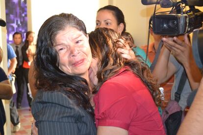 Josefina Osorio abraza a su hija Xiomara Patricia.