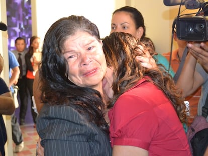 Josefina Osorio abraza a su hija Xiomara Patricia.