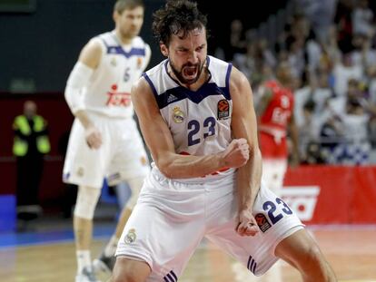 Llull celebra una canasta.