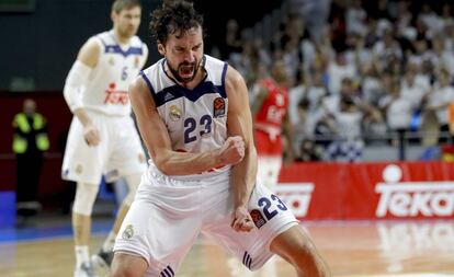 Llull celebra una canasta.