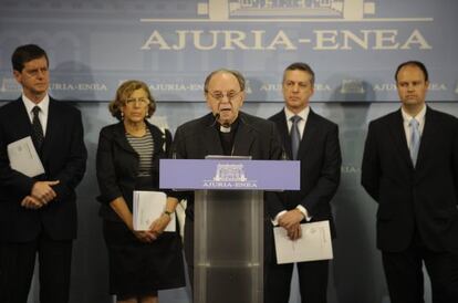 Monseñor Uriarte lee el informe sobre vulneración de derechos humanos en Euskadi.