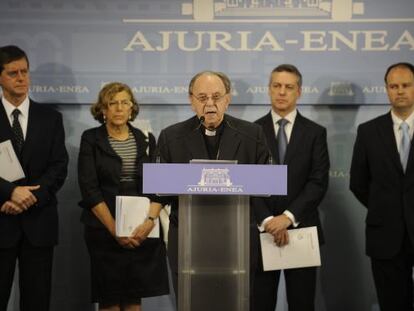 Monseñor Uriarte lee el informe sobre vulneración de derechos humanos en Euskadi.