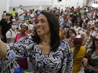 Marelen Castillo, candidata a la vicepresidencia de Colombia, se toma una foto durante una reunión con mujeres en Cartagena.