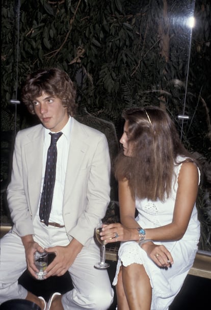 John F. Kennedy Jr y Meg Azzoni en 1977.