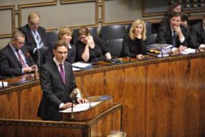 El primer ministro finlandés, Jyrki Katainen (i-delante), compareciendo ante el pleno del parlamento de su país en Helsinki. EFE/Archivo