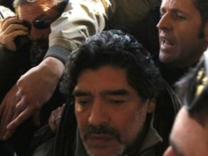 Maradona, escoltado a su llegada a Nápoles