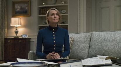 La actriz Robin Wright, caracterizada como Claire Underwood, en un capítulo de la última temporada de 'House of Cards'.