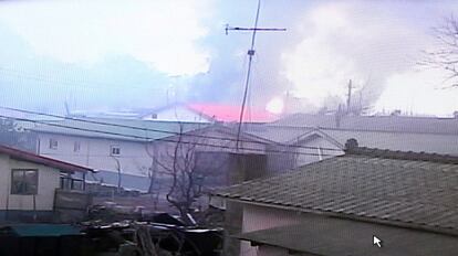 Imágenes de la televisión surcoreana que muestra las columnas de humo sobre la isla.