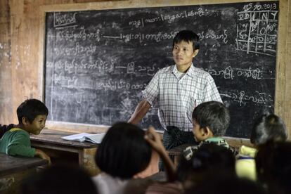 Lahtaw Zansan imparte clase a niños de primaria en las básicas instalaciones de la escuela del campo de Jeyang. Solo tiene el graduado escolar, pero no hay personal más cualificado. Cobra 20 euros al mes.