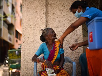 Una anciana recibe en la ciudad india de Chennai una dosis de vacuna contra el covid el pasado marzo.