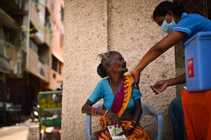 Una anciana recibe en la ciudad india de Chennai una dosis de vacuna contra el covid el pasado marzo.