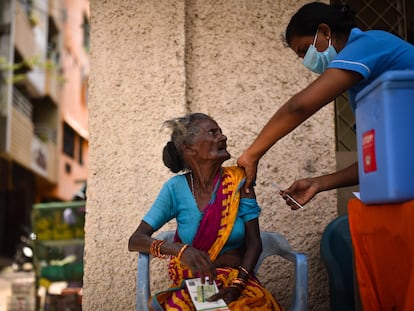 Una anciana recibe en la ciudad india de Chennai una dosis de vacuna contra el covid el pasado marzo.