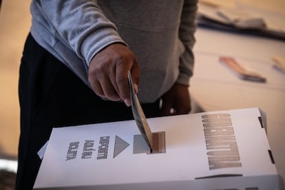 Un hombre deposita en una urna su voto para elegir a la nueva gobernadora del Estado de México, en un colegio electoral en Metepec. 