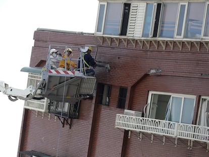 Un ingeniero toma muestras de un edificio inclinado tras el seísmo del miércoles en la ciudad de Hualien, al este de Taiwán, este jueves 4 de abril.