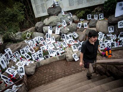 Cientos de fotografías de desaparecidos durante la dictadura de Augusto Pinochet, en el Cementerio General de Chile.