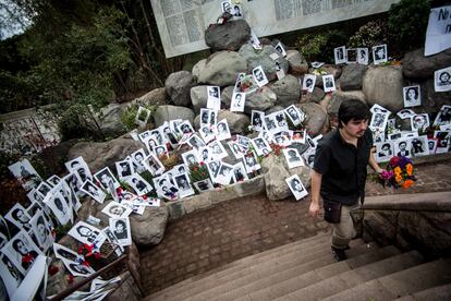 Cientos de fotografías de desaparecidos durante la dictadura de Augusto Pinochet, en el Cementerio General de Chile.