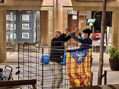 Una pareja baila la sardana con mascarilla en un rincón de la plaza de Viladrau, la semana pasada.