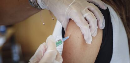 Un sanitario inyecta una vacuna en un hospital de Barcelona.
