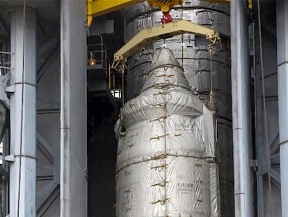 El satélite SMOS, antes de su lanzamiento en la base de Plessetsek.