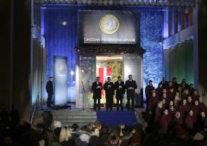El gobernador del Banco Central letón, Ilmars Rimsevics, los primeros ministros de Letonia y Estonia y el ministro de Finanzas Letón posan con billetes de euro en un acto esta madrugada en Riga.