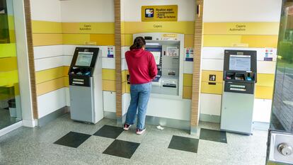 Una persona utiliza un cajero automático de Bancolombia.