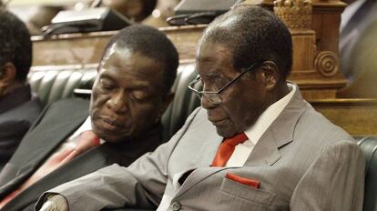 Robert Mugabe, à direita, e Emmerson Mnangagwa em uma sessão do Parlamento em Harare