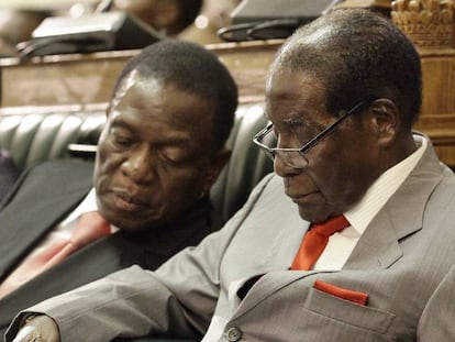 Robert Mugabe, à direita, e Emmerson Mnangagwa em uma sessão do Parlamento em Harare