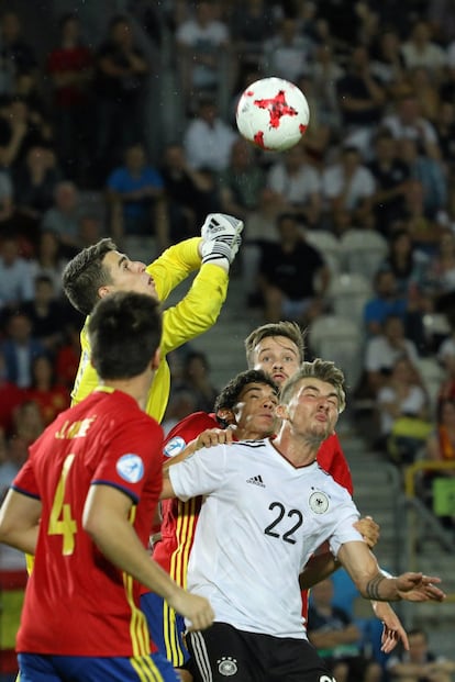 El portero de la selección de España Karrizabalaga despeja el balón.