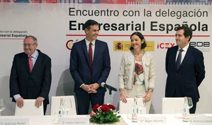 José Luis Bonet, Pedro Sánchez, Reyes Maroto y Antonio Garamendi, en una reunión con empresarios españoles que tienen intereses en Cuba.