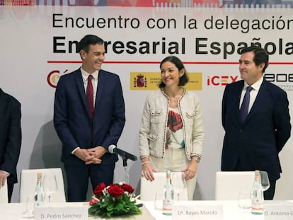 José Luis Bonet, Pedro Sánchez, Reyes Maroto y Antonio Garamendi, en una reunión con empresarios españoles que tienen intereses en Cuba.
 