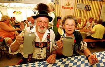 Residentes alemanes en Calp, ayer, en la fiesta de la cerveza.