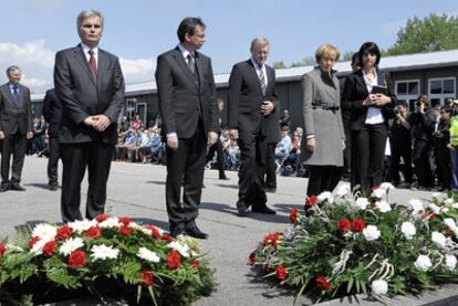 La vicepresidenta De la Vega, en la ofrenda a los fallecidos en Mauthausen.