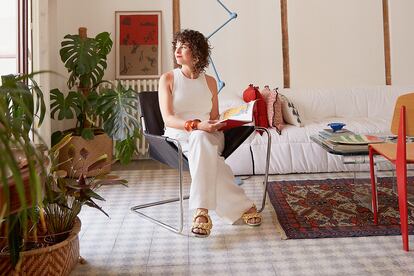 Maria Correa do Lago, en su salón, sentada en una silla del premio Pritzker brasileño Paulo Mendes da Rocha.