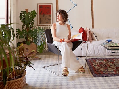 Maria Correa do Lago, en su salón, sentada en una silla del premio Pritzker brasileño Paulo Mendes da Rocha.