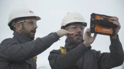 Profesionales de la Refinería La Rábida, en Huelva.