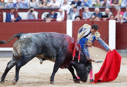 Rafaelillo, ante un miura, en la plaza de Las Ventas, el 11 de junio de 2017.