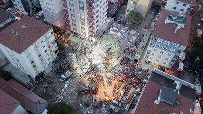 Varios efectivos de los equipos de rescate trabajan entre los escombros de un edificio derrumbado, este miércoles en Estambul (Turquía). Un edificio de ocho pisos se derrumbó en el barrio de Kartal, causando la muerte de al menos una persona y sepultando bajo los escombros al menos a otras cuatro, informó la emisora turca NTV.