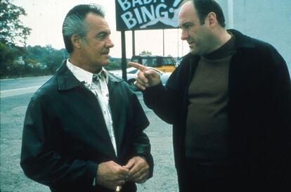 Tony Soprano y Paulie, frente al Bada Bing, club de strip-tease regentado por el clan Soprano.