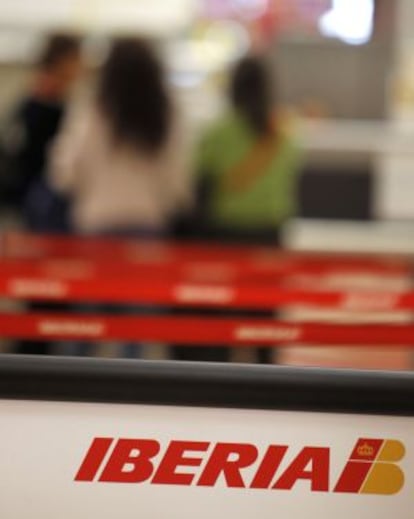 Colas de facturación de Iberia en Barajas