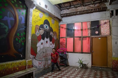 Un niño juega en el interior del antiguo Casino Alemán, en el centro de la Ciudad de México, este mayo.