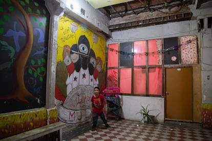 Un niño juega en el interior del antiguo Casino Alemán, en el centro de la Ciudad de México, este mayo. 