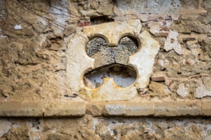 Elemento decorativo de motivo vegetal en la fachada de la iglesia del monasterio de San Salvador de Nogal de las Huertas (Palencia), el 17 de febrero.