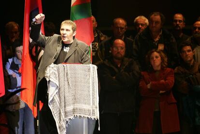 14 de noviembre de 2004. Otegi con una rama de olivo en la mano y un pañuelo palestino en el atril durante un mitin político en el velódromo de Anoeta, en San Sebastián.

