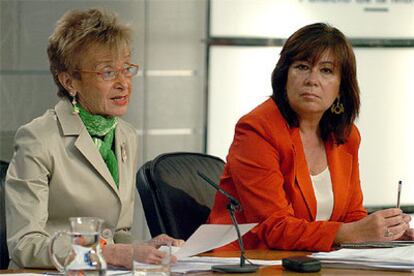 María Teresa Fernández de la Vega y Cristina Narbona, tras la reunión del Consejo de Ministros.